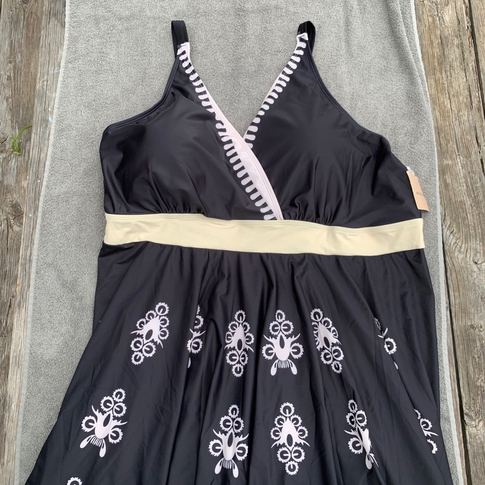 Swim dress Plus Size 30 Black White Graphic Print V-Neck NWT no Bottoms
